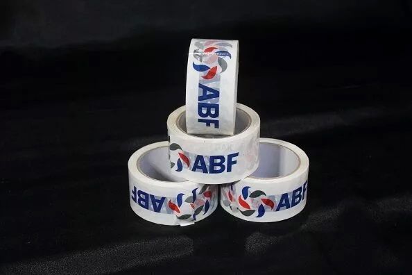 Скотч с логотипом 3 цвета, белая основа